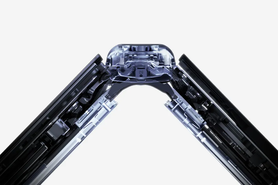 Zbliżenie na zawias FlexHinge Galaxy Z Flip7 przy częściowym złożeniu — widok rentgenowski ukazujący mechanizm zawiasu.