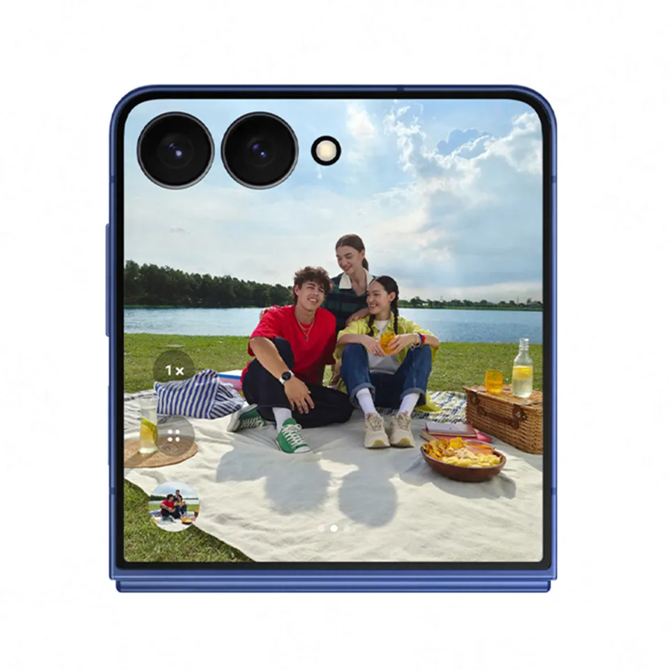 Zdjęcie grupowe robione aparatem 50 MP w Galaxy Z Flip7, podgląd na ekranie zewnętrznym. Przy zoomie 1,9x szczegóły pozostają wyraźne dzięki funkcji AI Zoom.