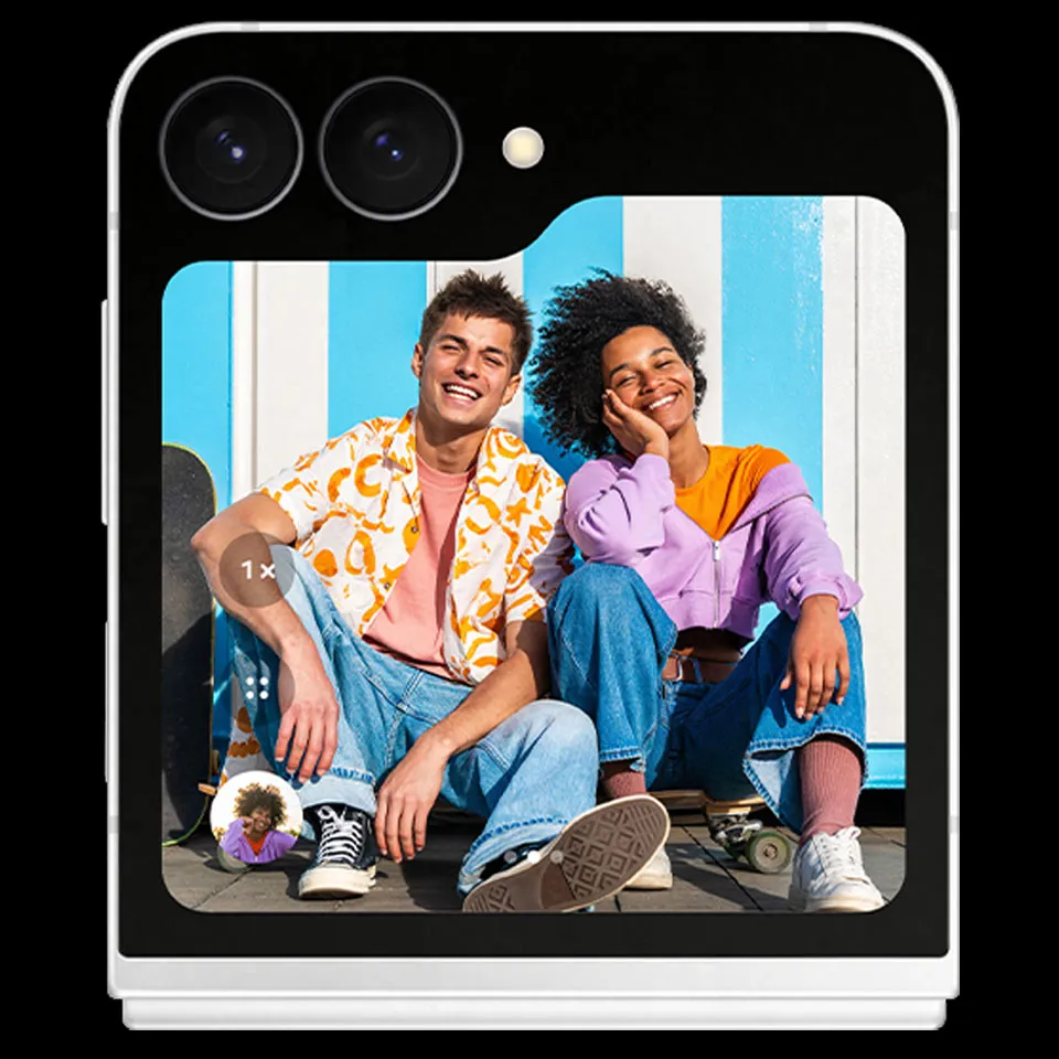 Selfie dwóch osób jest robione bez użycia rąk za pomocą tylnego aparatu Galaxy Z Flip7 FE o rozdzielczości 50 MP. Uchwycono szczegóły i dokładniejsze tekstury.