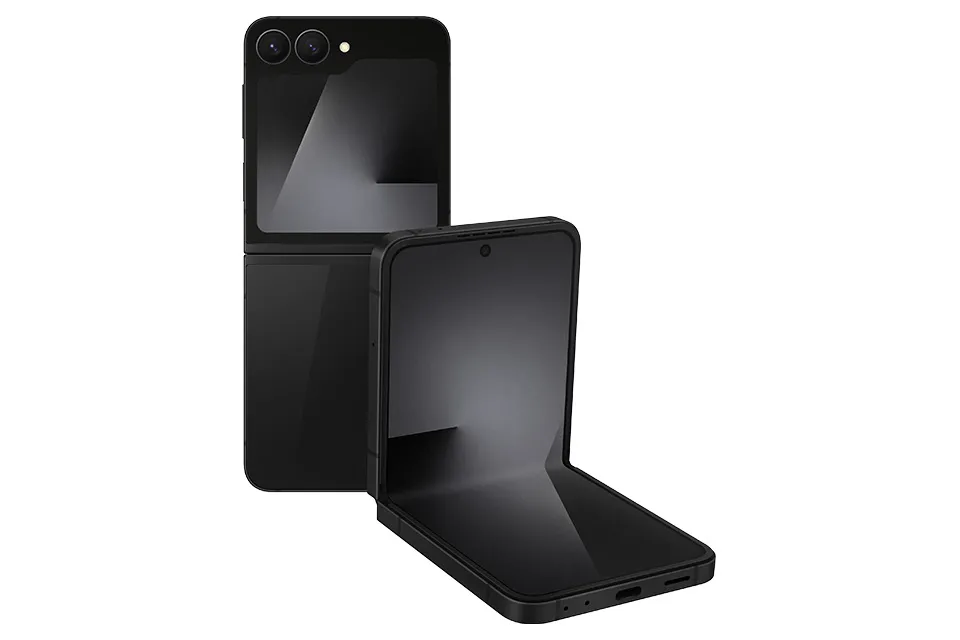 Galaxy Z Flip7 FE w kolorze czarnym widziany jest rozłożony z tyłu, a inne urządzenie jest widoczne w trybie FlexMode na ekranie głównym.