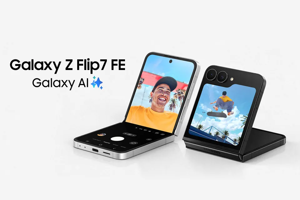 Widoczne są dwa urządzenia Galaxy Z Flip7 FE, jedno w kolorze czarnym i jedno w kolorze białym. Oba urządzenia są w trybie FlexMode, jedno widać na ekranie zewnętrznym, a drugie na ekranie głównym. Galaxy AI.