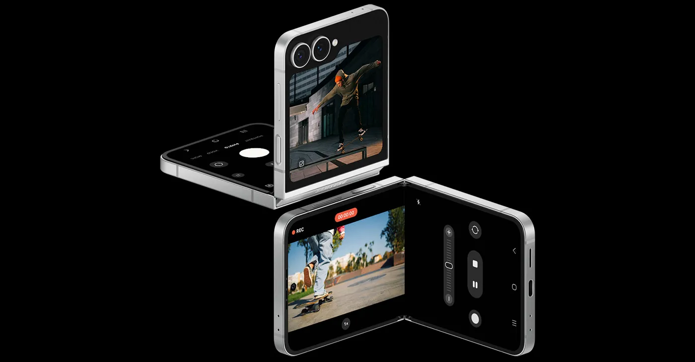 Widoczne są dwa urządzenia Galaxy Z Flip7 FE w kolorze białym. Jedno jest w trybie FlexMode i nagrywa scenę bez użycia rąk. Dzięki funkcji Nightografii szczegóły pozostają wyraźne nawet przy słabym oświetleniu. Drugie jest widoczne z głównego ekranu, lekko złożonego, aby nagrywać filmy w stylu kamery.