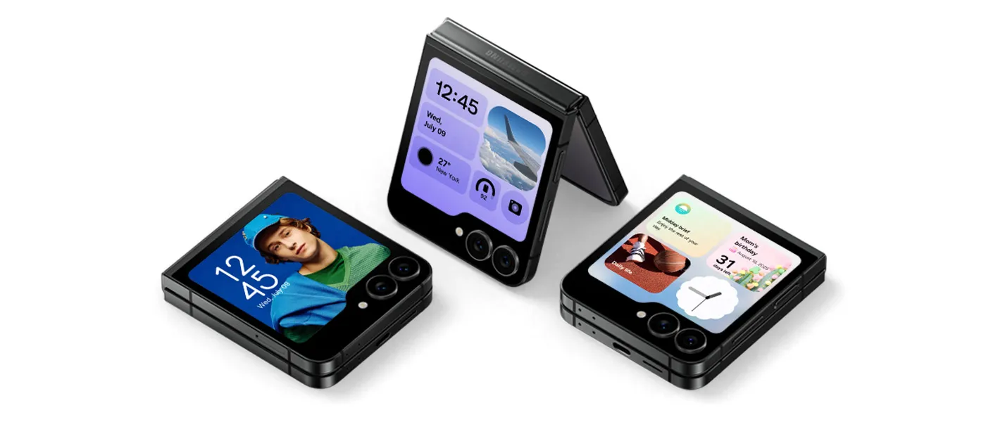 Trzy urządzenia Galaxy Z Flip7 FE w kolorze czarnym można zobaczyć w różnych pozycjach. Na każdym z ekranów okładkowych widać tapetę zegara, widżet Now Brief i tapetę ekranu zewnętrznego.