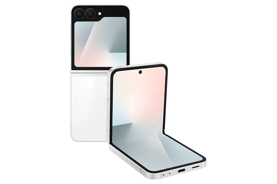 Galaxy Z Flip7 FE w kolorze białym widziany jest rozłożony z tyłu, a inne urządzenie jest widoczne w trybie FlexMode na ekranie głównym.