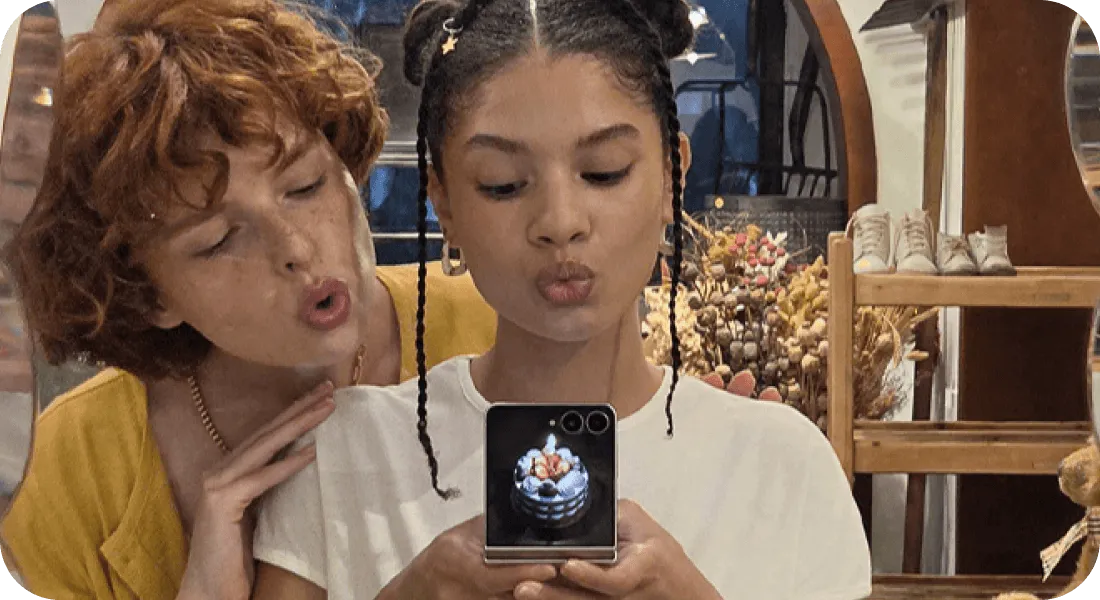 Dwie osoby robią selfie Galaxy Z Flip8, a na ekranie zewnętrznym widać tort. Dwie osoby robią selfie Galaxy Z Flip8, a na ekranie zewnętrznym widać tort.