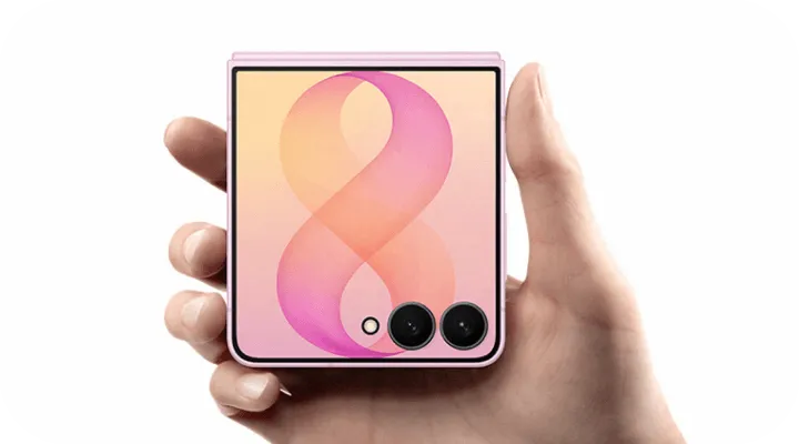 Różowy Galaxy Z Flip8 trzymany w dłoni, z ekranem zewnętrznym i dwoma aparatami. Różowy Galaxy Z Flip8 trzymany w dłoni, z ekranem zewnętrznym i dwoma aparatami.