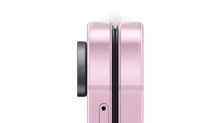 Zbliżenie na zawias złożonego Galaxy Z Flip8 i jego smukłą, symetryczną konstrukcję. Zbliżenie na zawias złożonego Galaxy Z Flip8 i jego smukłą, symetryczną konstrukcję.