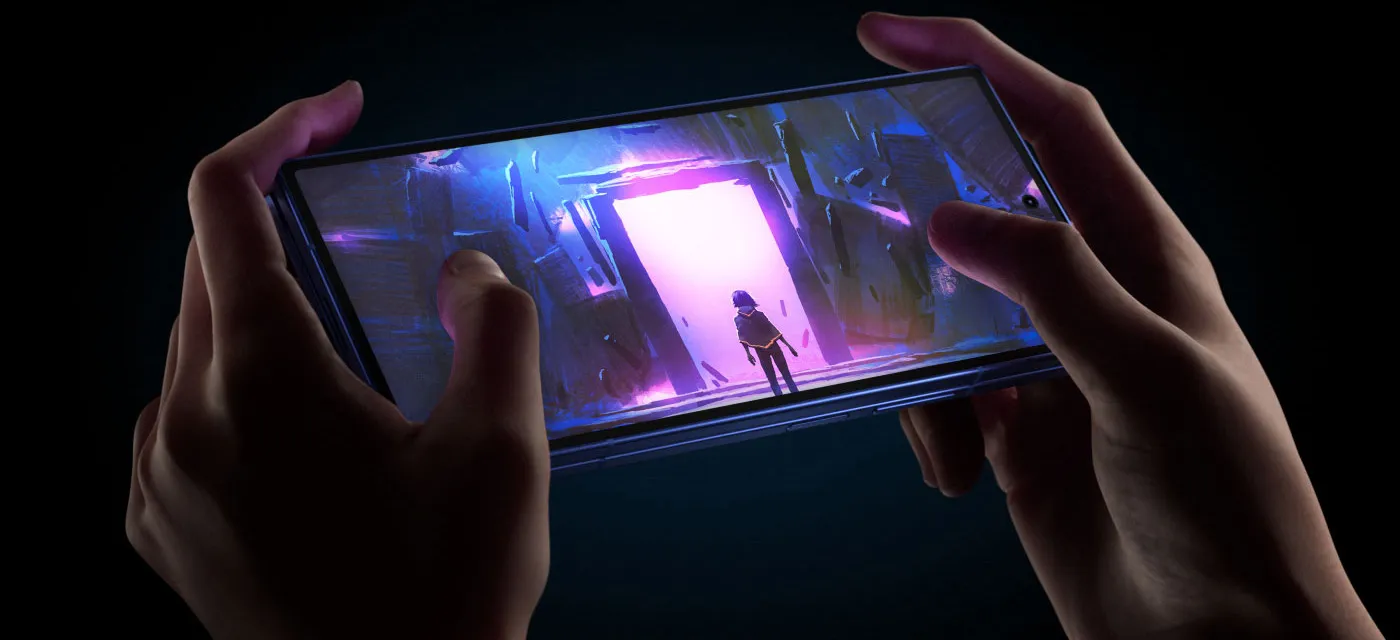 Galaxy Z Fold7 jest widoczny złożony i trzymany poziomo jak konsola do gier. Uruchomiona gra HoYoverse oferuje pełną immersję dzięki naszemu wydajnemu procesorowi z obsługą Vulkan i ray tracingiem. Następnie gra przekształca się, ukazując układ scalony wewnątrz urządzenia. Galaxy Z Fold7 jest widoczny złożony i trzymany poziomo jak konsola do gier. Uruchomiona gra HoYoverse oferuje pełną immersję dzięki naszemu wydajnemu procesorowi z obsługą Vulkan i ray tracingiem. Następnie gra przekształca się, ukazując układ scalony wewnątrz urządzenia.