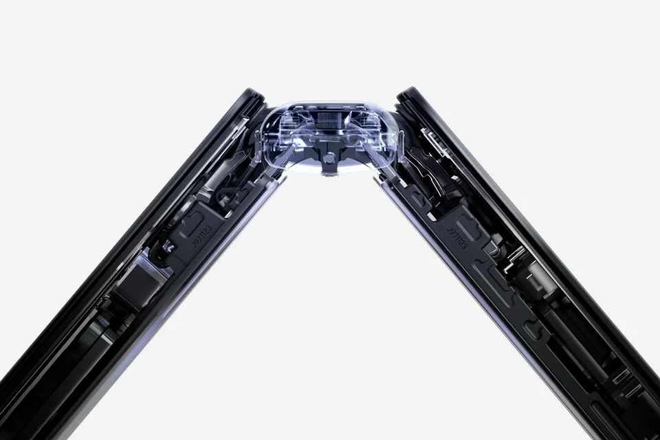 Zbliżenie na Galaxy Z Fold7, lekko złożonego z boku, w stylu rentgenowskim – ukazujące mechanikę zawiasu Armor FlexHinge wewnątrz urządzenia. Zbliżenie na Galaxy Z Fold7, lekko złożonego z boku, w stylu rentgenowskim – ukazujące mechanikę zawiasu Armor FlexHinge wewnątrz urządzenia.