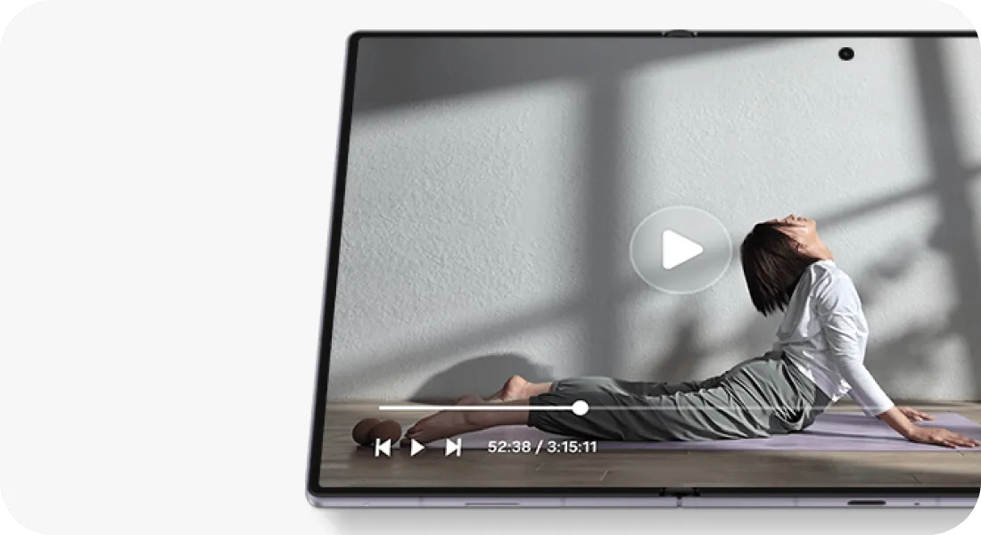 Film z ćwiczeniami jogi odtwarzany na rozłożonym ekranie Galaxy Z Fold8.