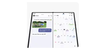 Rozłożony Galaxy Z Fold8 Ultra ze składanym ekranem, z czatem po lewej i kalendarzem po prawej. Rozłożony Galaxy Z Fold8 Ultra ze składanym ekranem, z czatem po lewej i kalendarzem po prawej.