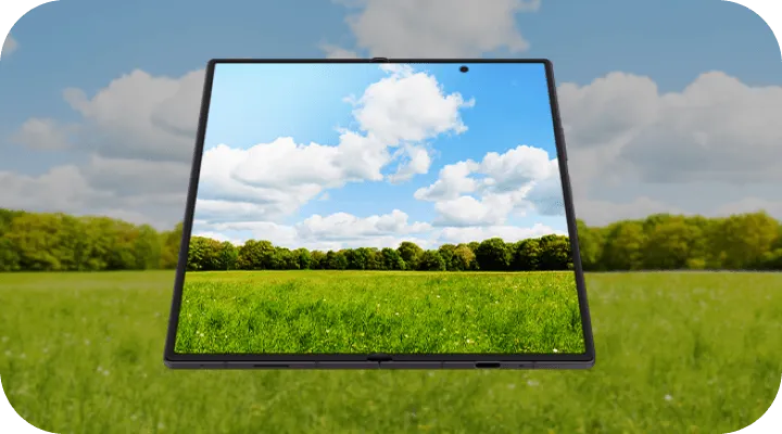 Rozłożony Galaxy Z Fold8 Ultra z jasnym ekranem na tle zielonej łąki. Rozłożony Galaxy Z Fold8 Ultra z jasnym ekranem na tle zielonej łąki.