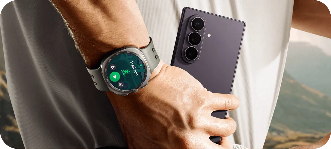 Galaxy Watch Ultra2 na nadgarstku i Galaxy Z Fold8 Ultra trzymany w dłoni. Galaxy Watch Ultra2 na nadgarstku i Galaxy Z Fold8 Ultra trzymany w dłoni.