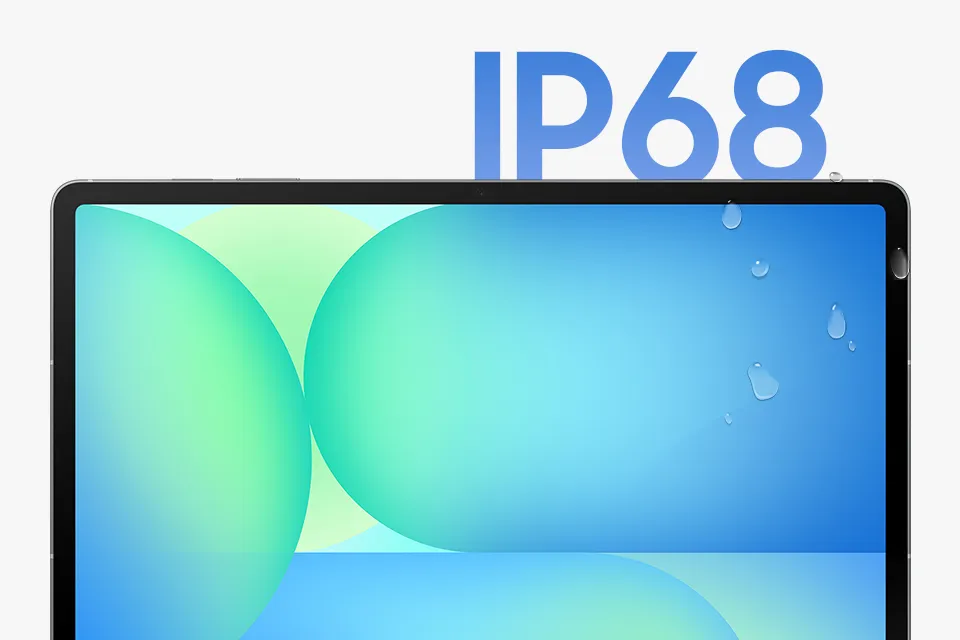 Seria Galaxy Tab S10 FE pokazana z kroplami wody na ekranie, aby podkreślić wodoszczelność i pyłoszczelność klasy IP68.
