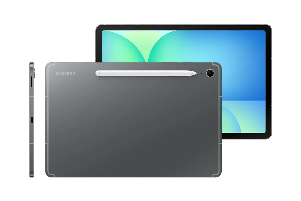 Seria Galaxy Tab S10 FE w kolorze szarym pokazana z przodu z niebiesko-zieloną tapetą na ekranie, z tyłu z rysikiem S Pen przymocowanym z tyłu i z boku, aby podkreślić smukłą konstrukcję.