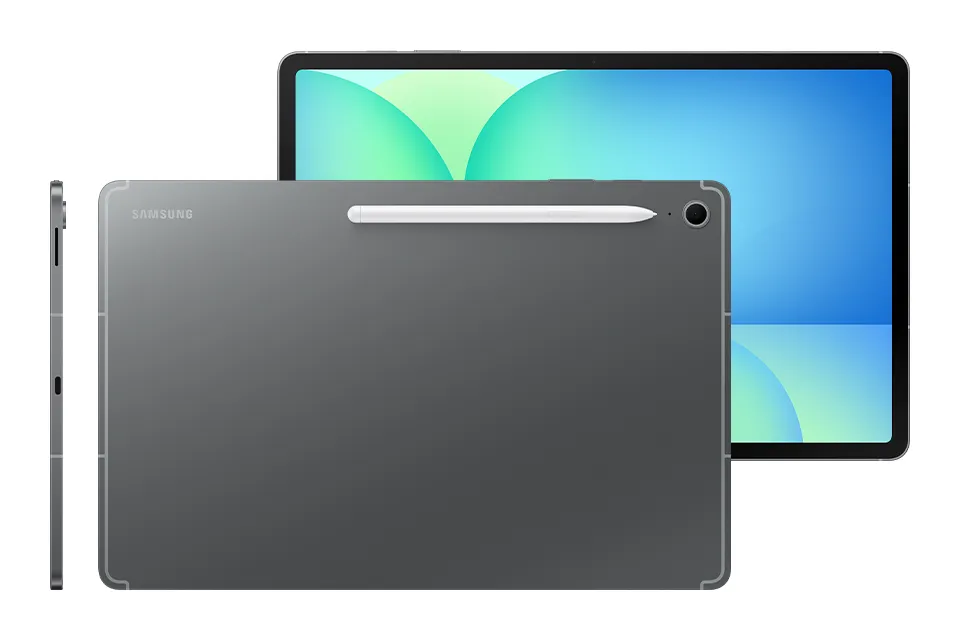 Seria Galaxy Tab S10 FE w kolorze szarym pokazana z przodu z niebiesko-zieloną tapetą na ekranie, z tyłu z rysikiem S Pen przymocowanym z tyłu i z boku, aby podkreślić smukłą konstrukcję.