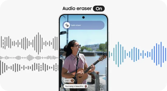 Funkcja Audio Eraser na Galaxy redukuje hałas w nagraniu ulicznego występu muzycznego.