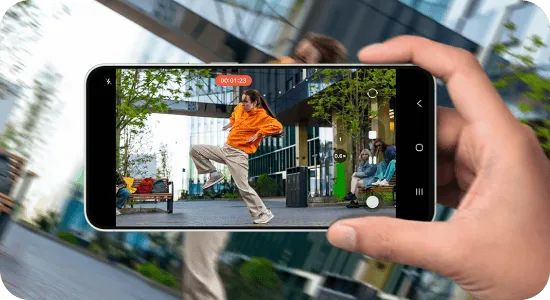 Dłoń nagrywa tańczącą osobę smartfonem Galaxy, prezentując stabilizację obrazu w ruchu.