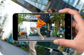 Dłoń nagrywa tańczącą osobę smartfonem Galaxy, prezentując stabilizację obrazu w ruchu.