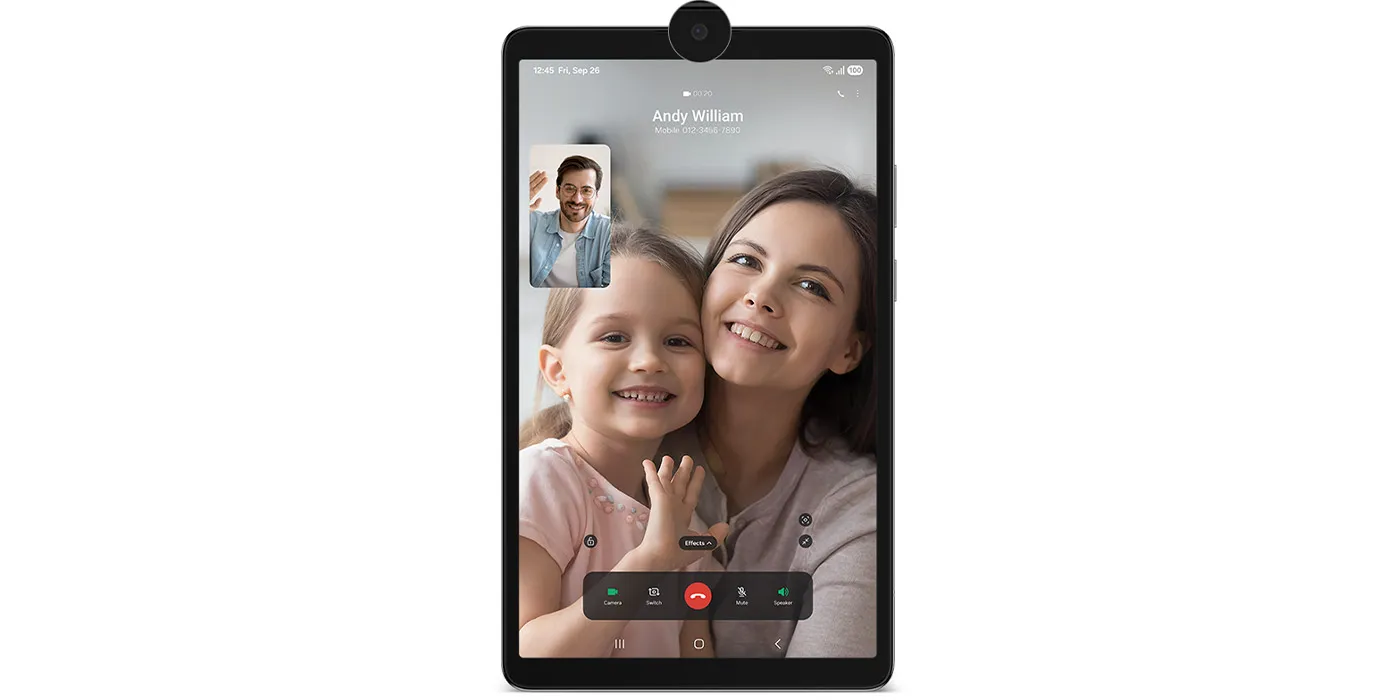Galaxy Tab A11+ jest ustawiony pionowo, wyświetlając aktywny interfejs wideorozmów. Po prawej stronie ekranu uśmiecha się kobieta o imieniu „Andy William”. Po lewej stronie widoczna jest machająca dziewczynka. Mniejsze okienko nad dziewczynką przedstawia mężczyznę w okularach, co sugeruje, że rodzina rozmawia przez wideorozmowę. Przedni aparat jest powiększony, a nad nim widnieje napis „Przedni aparat 5 MP”. Dolny pasek dokujący wyświetla ikony aplikacji związanych z interfejsem wideorozmów.