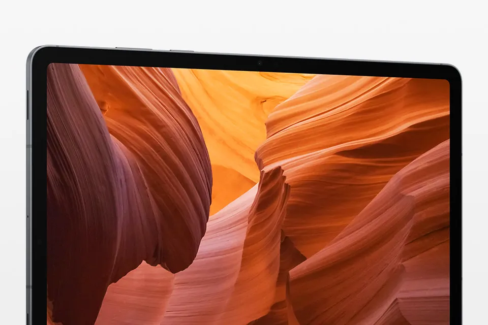 Ekran Galaxy Tab S11 wyświetla żywy, kolorowy obraz, podkreślając wciągającą jakość wyświetlacza tabletu dzięki cieńszej ramce.