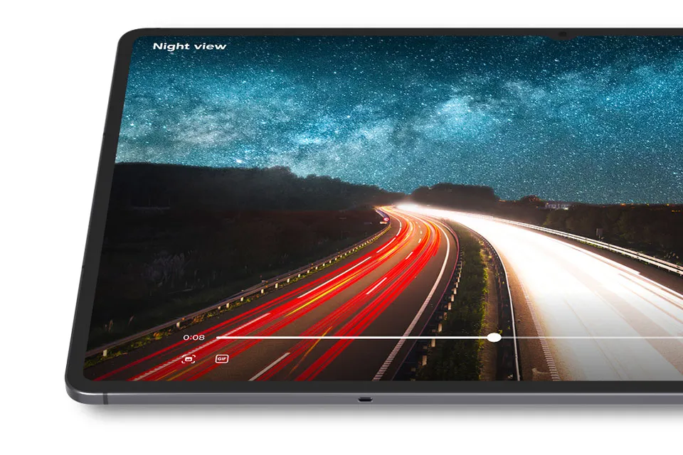 Fragment ekranu Galaxy Tab S11 pokazujący przyspieszone nagranie wideo przedstawiające obiekt na drodze i tekst. Pojemność baterii 8400 mAh i możliwość oglądania filmów do 18 godzin, co podkreśla długi czas pracy baterii, umożliwiający dłuższe użytkowanie przez cały dzień.