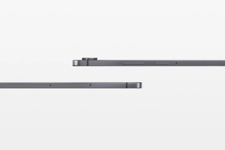 Widok z boku dwóch urządzeń Galaxy Tab S11 ułożonych jeden na drugim, prezentujący układ aparatów i elegancki design.