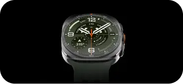 Smartwatch z zieloną tarczą analogową i kilkoma wskaźnikami na czarnym tle. Smartwatch z zieloną tarczą analogową i kilkoma wskaźnikami na czarnym tle.