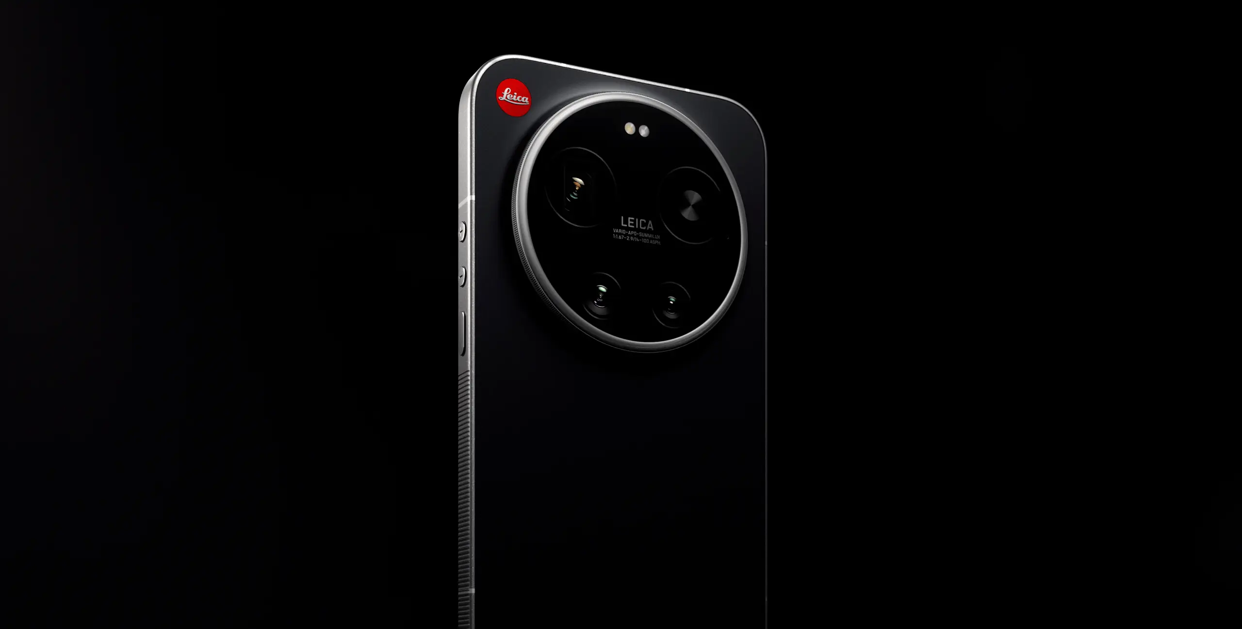 Leitzphone z dużym okrągłym modułem aparatu Leica na czarnym tle, widok tylnej obudowy