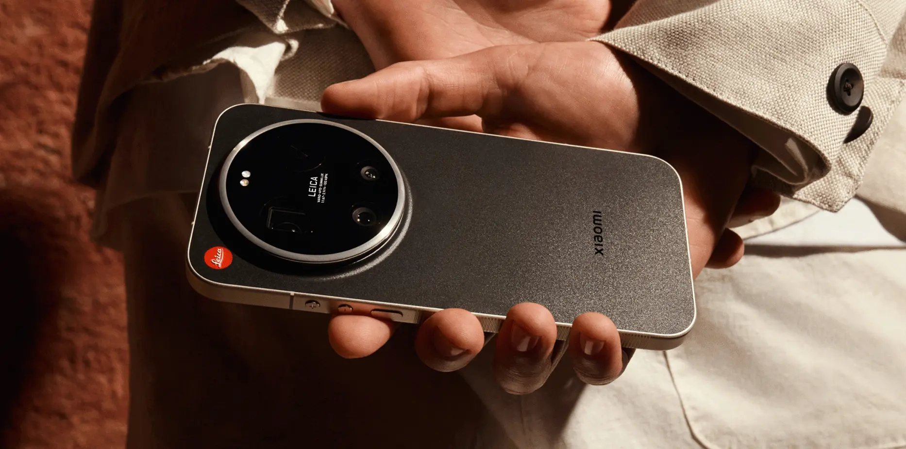 Smartfon Xiaomi trzymany w dłoni, widoczny tył obudowy z aparatem Leica
