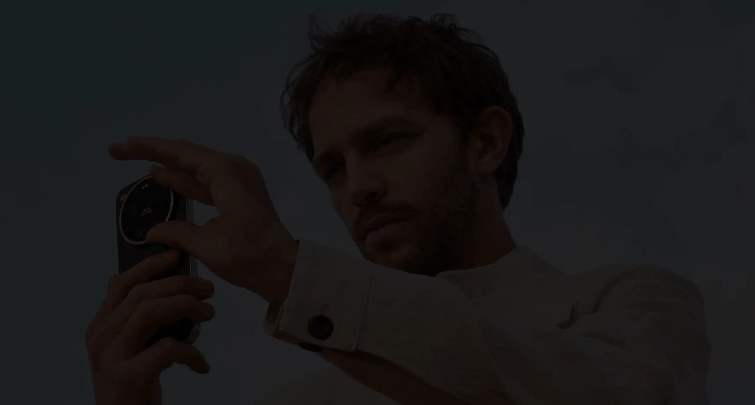 Zbliżenie na okrągły moduł aparatu Leica w smartfonie Xiaomi z zaznaczonymi elementami obiektywu