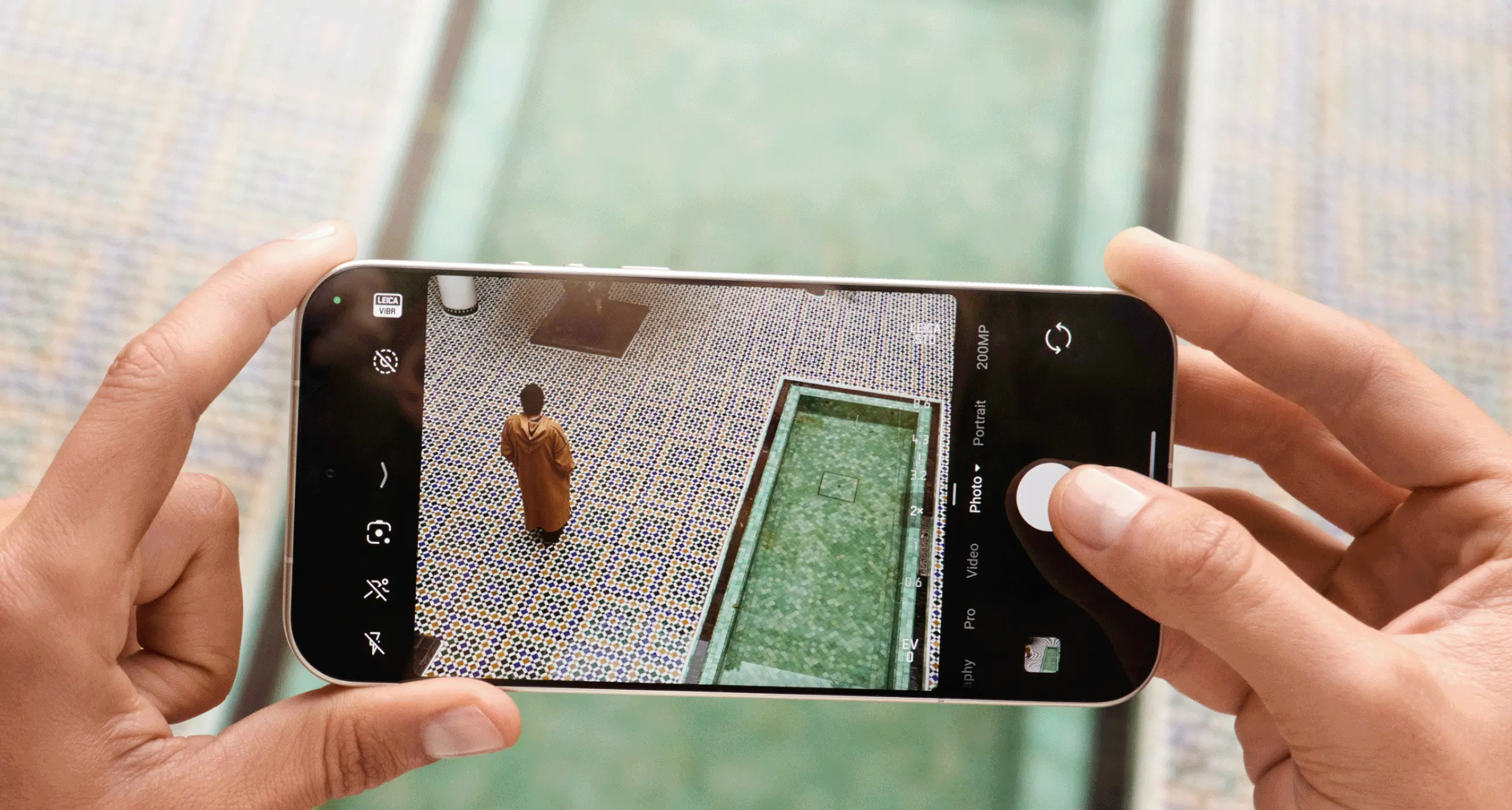 Ekran smartfona Xiaomi z efektami fotograficznymi Leica i podglądem zdjęcia osoby z parasolem