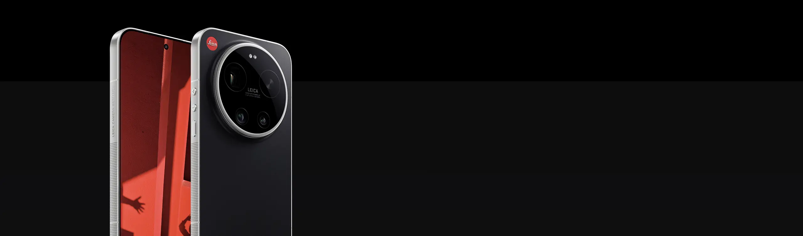 Smartfon Xiaomi z dużym okrągłym aparatem Leica pokazany z przodu i tyłu