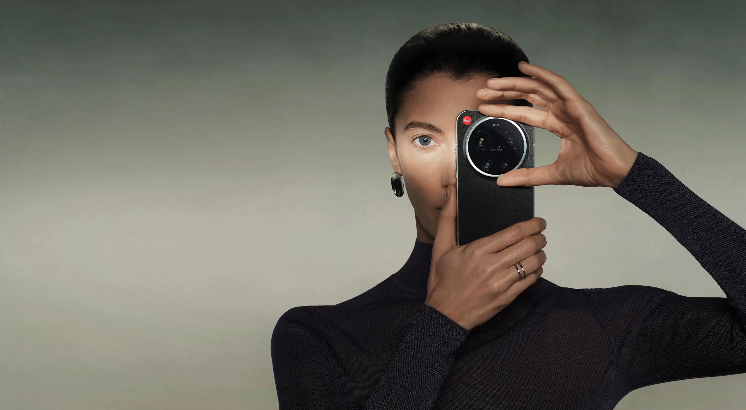 Kobieta trzymająca smartfon Xiaomi przed okiem jak aparat fotograficzny, podkreślenie funkcji Leica