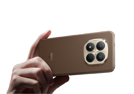 Smartfon trzymany w dłoni z widoczną wyspą aparatów