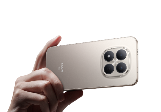 Smartfon trzymany w dłoni z widoczną wyspą aparatów