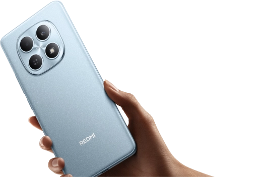 Smartfon w dłoni z widoczną wyspą aparatów