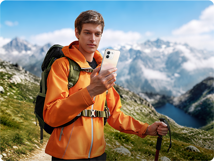 Turysta z Note 17 Pro Max 5G podczas górskiej wędrówki