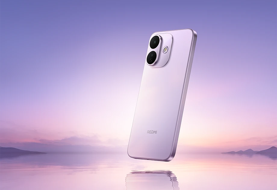Fioletowy wariant smartfona REDMI z podwójnym aparatem na tle pastelowego krajobrazu
