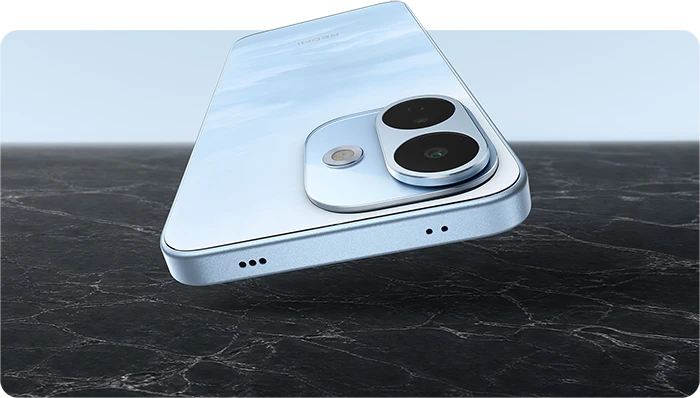 Jasnoniebieski REDMI Note 17 Pro 5G leżący tylnym panelem na twardej powierzchni