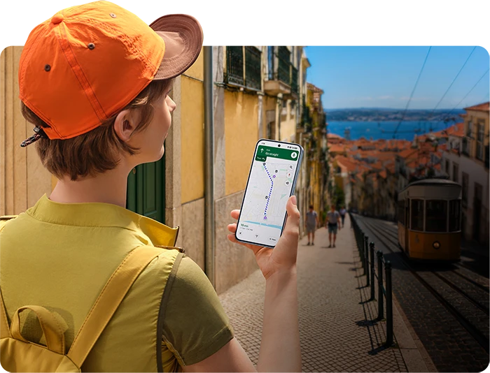 Turystka sprawdzająca trasę na smartfonie REDMI podczas zwiedzania miasta