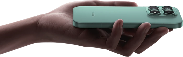 Smartfon Xiaomi w zielonej obudowie, widok boku i tylnego aparatu, trzymany w dłoni