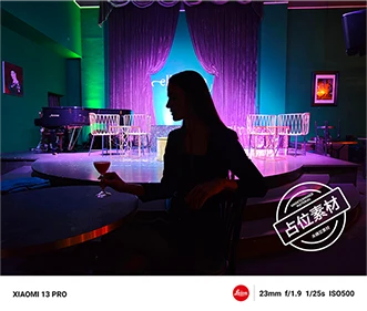 Kobieta siedząca przy stoliku w klubie sfotografowana nocnym trybem smartfona Xiaomi
