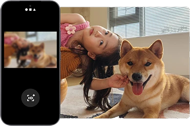 Dziewczynka z psem widoczna na ekranie smartfona Xiaomi z aktywną funkcją HD