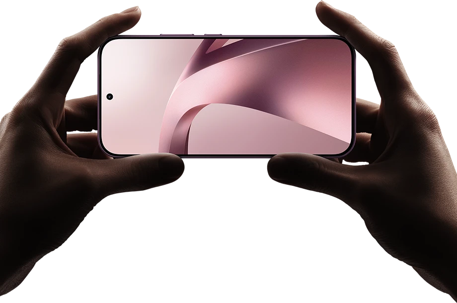 Smartfon Xiaomi trzymany poziomo w dłoniach z włączonym ekranem