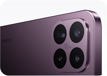 Zbliżenie na moduł aparatów Leica w fioletowym smartfonie Xiaomi