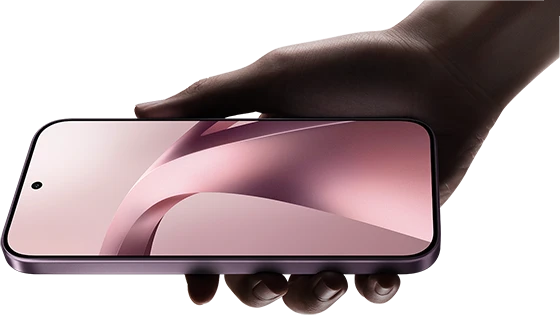 Smartfon Xiaomi trzymany w dłoni w orientacji poziomej z włączonym ekranem