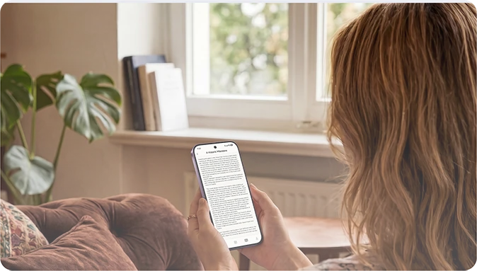 Kobieta czytająca tekst na ekranie smartfona Xiaomi w salonie