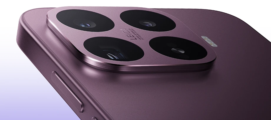 Fioletowy smartfon Xiaomi z modułem czterech aparatów Leica w zbliżeniu