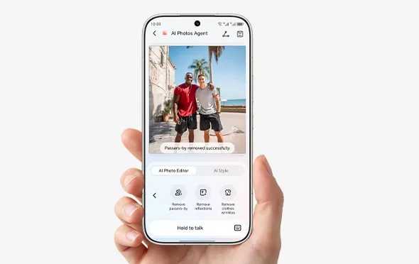 Dłoń trzymająca smartfon z funkcjami AI